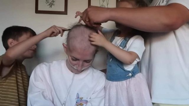«Με έκαναν να νιώσω όμορφη»: Άφησε τα παιδιά της να της ξυρίσουν το κεφάλι μετά τη διάγνωση καρκίνου σε τελικό στάδιο