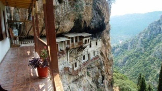 Μονή Τιμίου Προδρόμου: Το εντυπωσιακό μοναστήρι της Αρκαδίας που κρέμεται από τον βράχo