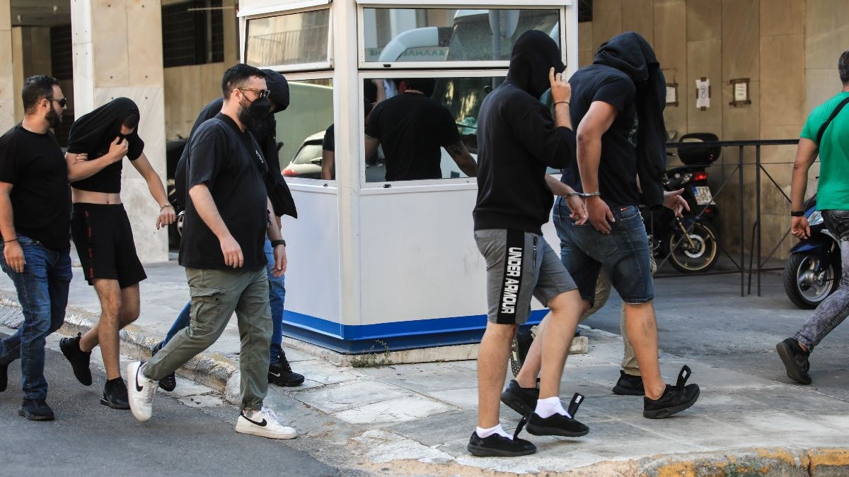 Δολοφονική επίθεση στη Νέα Φιλαδέλφεια: Στον Εισαγγελέα οι Κροάτες χούλιγκανς – Αναζητούν άλλους 50 σε όλη τη χώρα (video-photos)