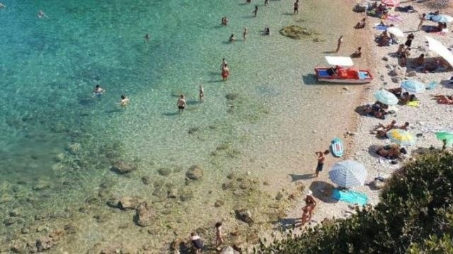 Απ’ τις ωραιότερες στον κόσμο: Η διπλή, ελληνική παραλία που απ’ τη μια πλευρά το νερό είναι καυτό και απ’ την άλλη παγωμένο!