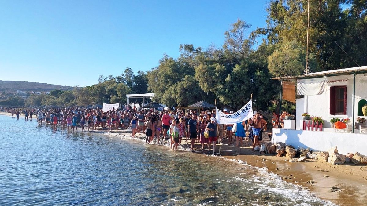 «Kίνημα της Πετσέτας»: «Υπάρχουν παραλίες που είναι κατειλημμένες στο 100% χωρίς άδεια» – Τι λέει ο δήμαρχος Πάρου