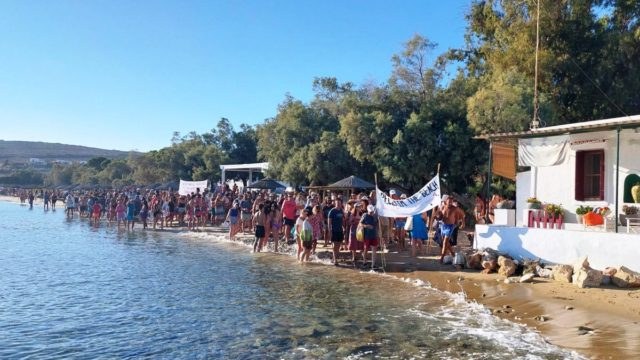 Το «κίνημα της πετσέτας» παίρνει διαστάσεις με αφετηρία την Πάρο: 300 άνθρωποι λένε «όχι» στην παράνομη κατάληψη παραλιών – Η Δικαιοσύνη «στηρίζει» (video-photos)