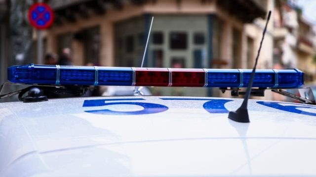 Τρόμος στη Ρόδο: 15 άτομα περικύκλωσαν γυναίκα που περίμενε με αμάξι στο φανάρι και της πήραν την τσάντα