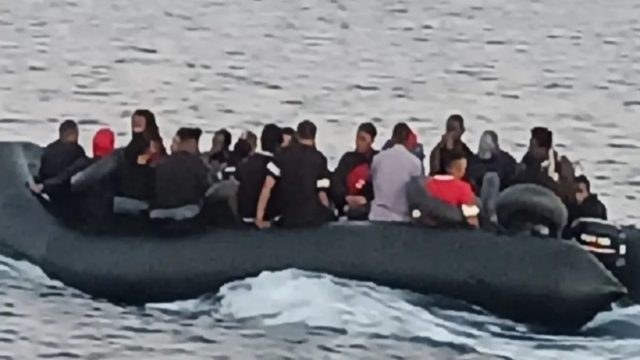 Σάμος: Διασώθηκαν από το Λιμενικό 35 μετανάστες πάνω σε ένα φουσωκτό που έπλεε μεσοπέλαγα (video)