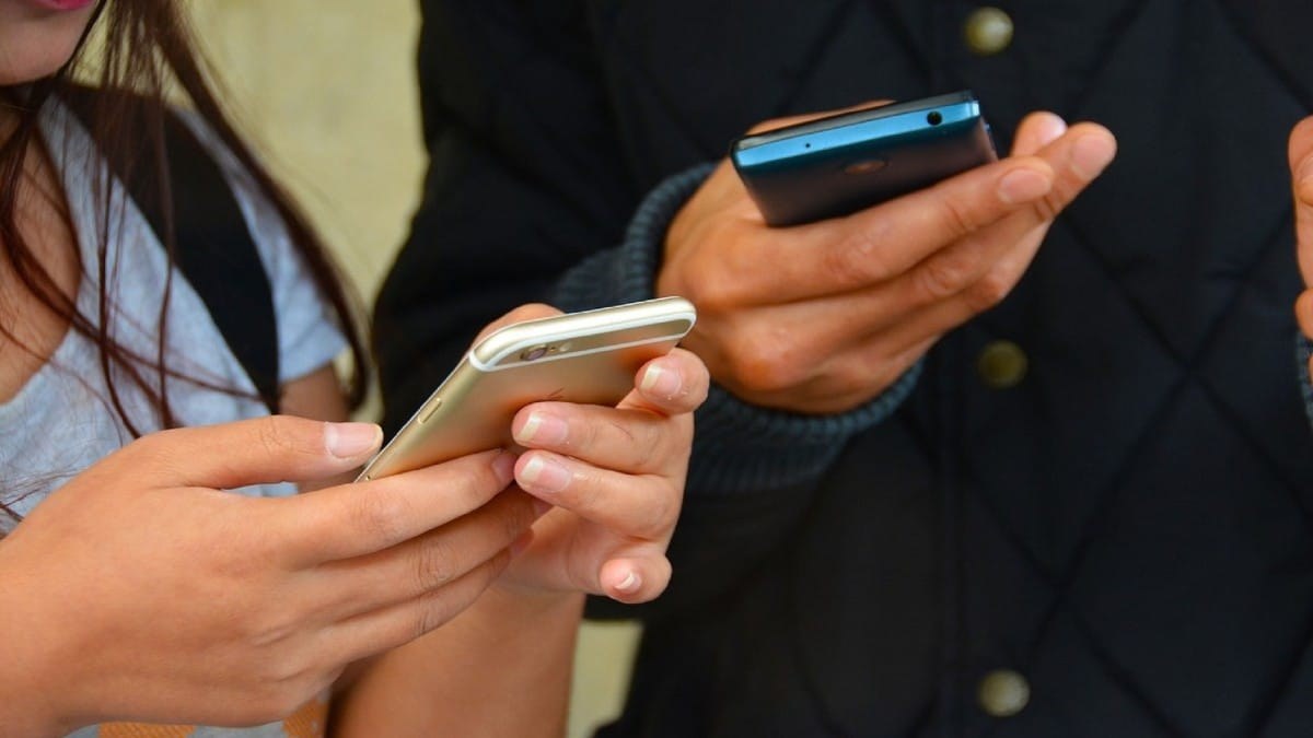 Οριστικό τέλος στα SMS: Περνούν στην ιστορία τα θρυλικά μηνύματα που μεγάλωσαν γενιές – Τι έρχεται στη θέση τους