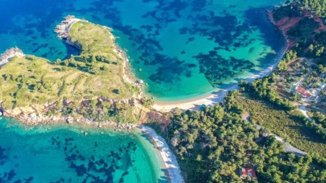Σποράδες: Εισαγγελική παρέμβαση για την κατάληψη παραλιών – Οι ντόπιοι δε θελουν ομπρέλες και ξαπλώστρες