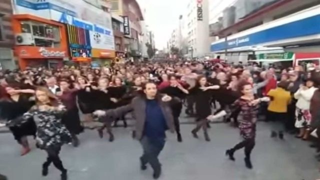 «Τραντάχτηκε» η Σμύρνη: Εκατοντάδες Τούρκοι χορεύουν το πιο συγκινητικό ζεϊμπέκικο για χάρη των Ελλήνων!