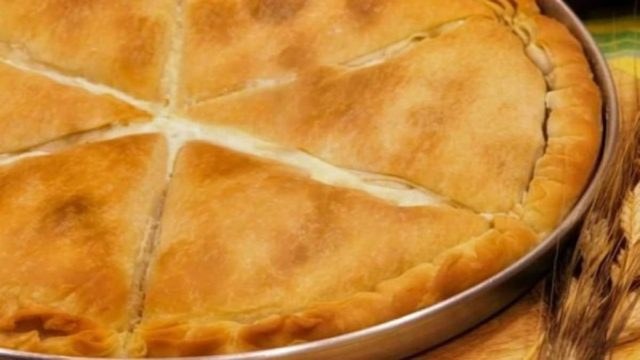 Χωριάτικη τυρόπιτα με τραγανό φύλλο και πλούσια κρέμα τυριού