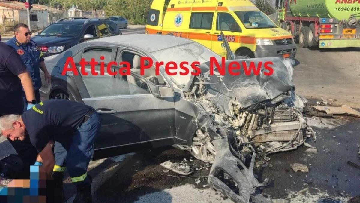 Σοβαρό τροχαίο στη Λεωφόρο Λαυρίου: Αυτοκίνητο με 6 επιβάτες «καρφώθηκε» σε φορτηγό – Όλοι τραυματίες (photos)