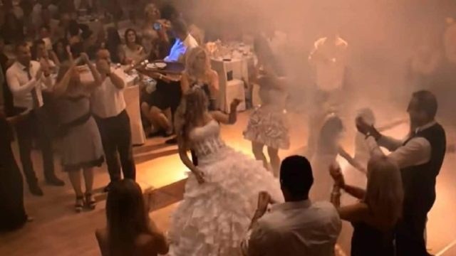 Ξεσάλωσε η νύφη: Το “μαγικό” τσιφτετέλι στο γάμο της που έκανε τον γαμπρό και όχι μόνο τα “τρελαθεί” (Video)