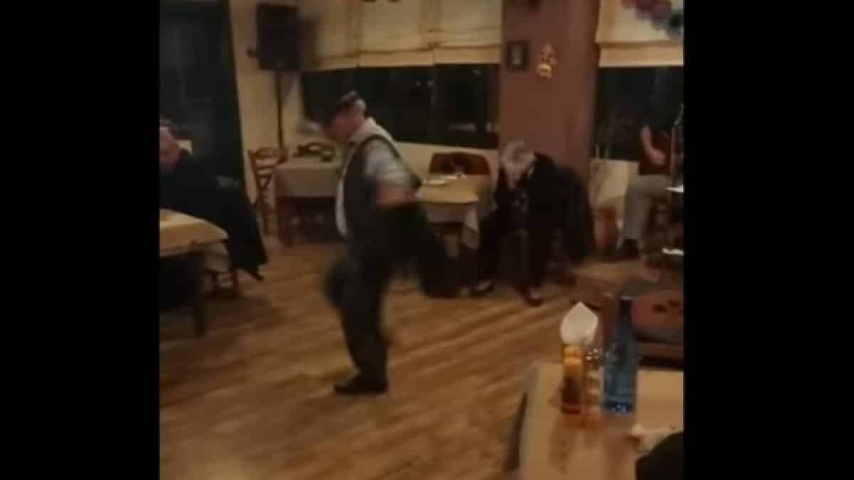 Ζεϊμπέκικο από άλλες εποχές: Άρχοντας παππούς χορεύει σε καφενείο και «τρίζουν» τα πατώματα!