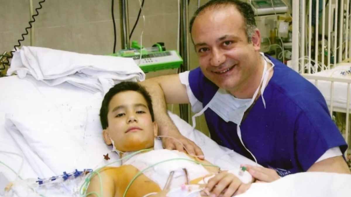 Αυξέντιος Καλαγκός: Ο Έλληνας καρδιοχειρουργός που έχει σώσει αφιλοκερδώς, πάνω από 15.000 παιδάκια – «Ζω διαρκώς εδώ και χρόνια με τα χαμόγελα τους»