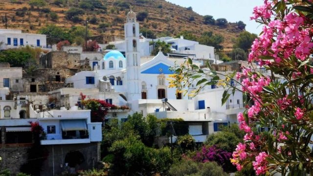 Αγάπη: Το κατάλευκο ελληνικό χωριό που μοιάζει σαν πίνακας ζωγραφικής