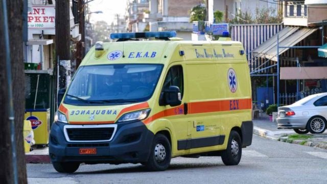 Ελλάς, το μεγαλείο σου: Τροχαίο με τραυματία στην Παλλήνη – 45 λεπτά στο οδόστρωμα για να έρθει το ΕΚΑΒ