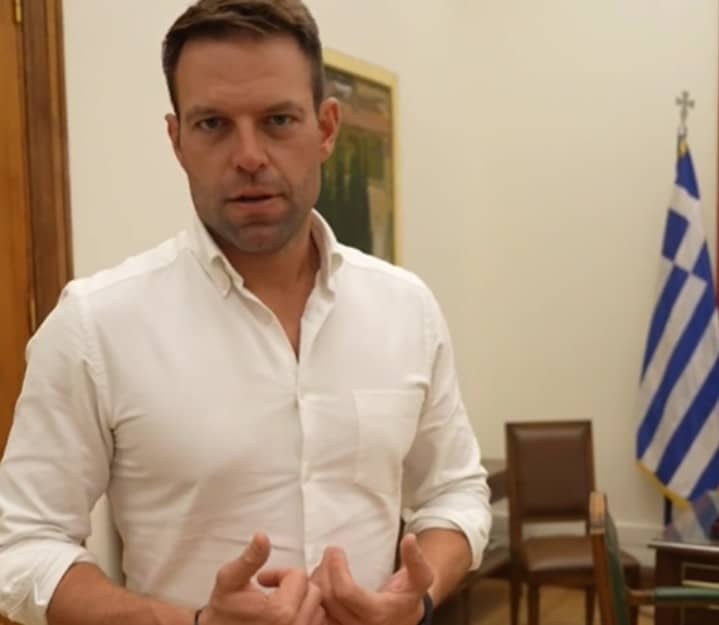 Ο Στέφανος Κασσελάκης μας ξεναγεί στο γραφείο του στην βουλή