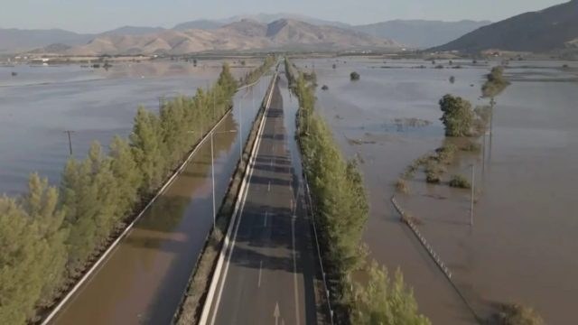 «Λίμνη» η Θεσσαλία, κομμένη στα δύο η Ελλάδα: Νέο συγκλονιστικό βίντεο από την πλημμυρισμένη Εθνική Οδό – Παραμένει απροσπέλαστη μετά τα Τέμπη