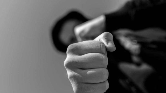 Σοκ στην Κρήτη: Πυροβόλησε δύο φορές στον αέρα και μπούκαρε σε σπίτι με όπλο – Νέο περιστατικό ενδοοικογενειακής βίας