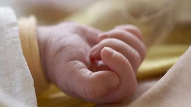 Ηράκλειο: Διασωληνωμένο 1 έτους βρέφος που έπεσε στο κενό από ξενοδοχείο
