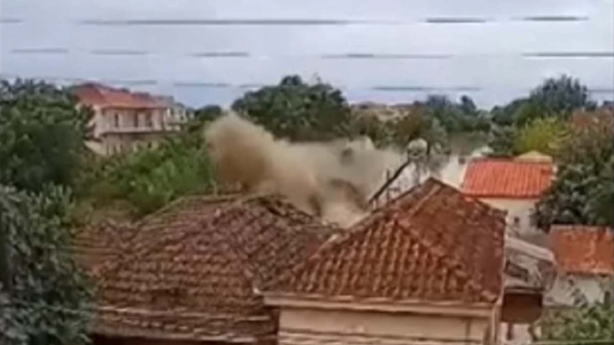 Συγκλονιστικό βίντεο: Η στιγμή που καταρρέει σπίτι στην Καρδίτσα από τα ορμητικά νερά