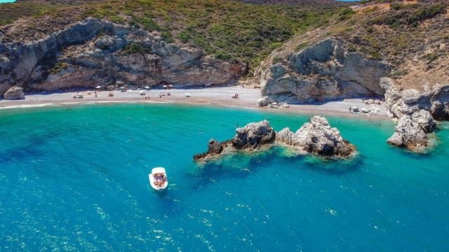 Σε 1.5 ώρα κολυμπάς στα ωραιότερα νερά: Το νησί που όλοι ερωτεύονται τον Σεπτέμβριο είναι το βασίλειο της ηρεμίας