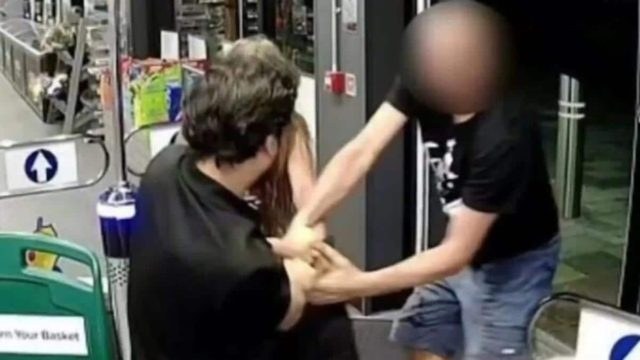 Που καταντήσαμε: Επιτέθηκε με βελóνες σε προσωπικό σούπερ μάρκετ – Βρέθηκαν θετικοί στον HIV