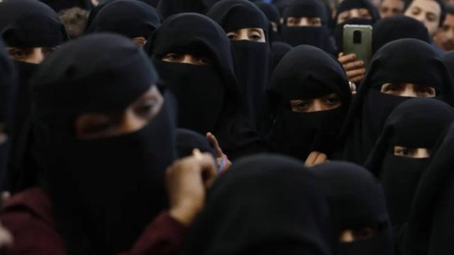 Επίσημο «όχι» της Γαλλίας στη μουσουλμανική αμπάγια: Έδιωξαν δεκάδες μαθήτριες που πήγαν στο σχολείο φορώντας το θρησκευικό ένδυμα (video)