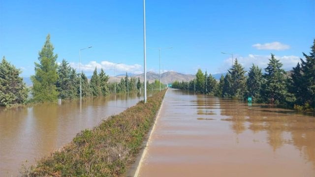 Αδιανόητες εικόνες: Αδιάβατη λίμνη για χιλιόμετρα η Eθνική Oδός μετά τα Τέμπη – Κομμένη στα δύο η χώρα (video)