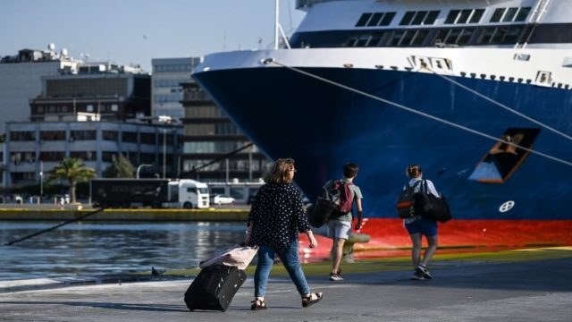 «Θρίλερ» στον Πειραιά: Δύο μέλη του πληρώματος πλοίου έπεσαν στη θάλασσα – Μεταφέρθηκαν εσπευσμένα στο νοσοκομείο