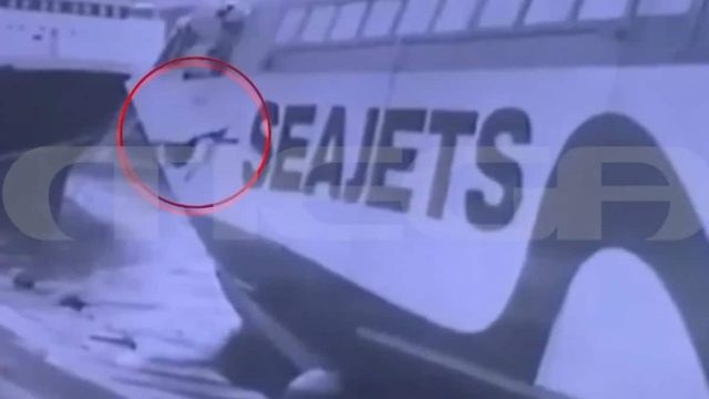 «Θρίλερ» στον Πειραιά: Βίντεο ντοκουμέντο από τη στιγμή που οι δύο ναυτικοί πέφτουν στη θάλασσα ενώ κάνουν εργασίες στο Speedrunner Jet