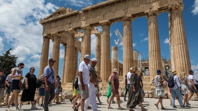 Ιεροσυλία τουρίστα στην Ακρόπολη: Πιάστηκε να κλέβει αρχαία κομμάτια μάρμαρο – «Δεν ήξερα ότι η πράξη μου είναι παράνομη», υποστήριξε ο ίδιος