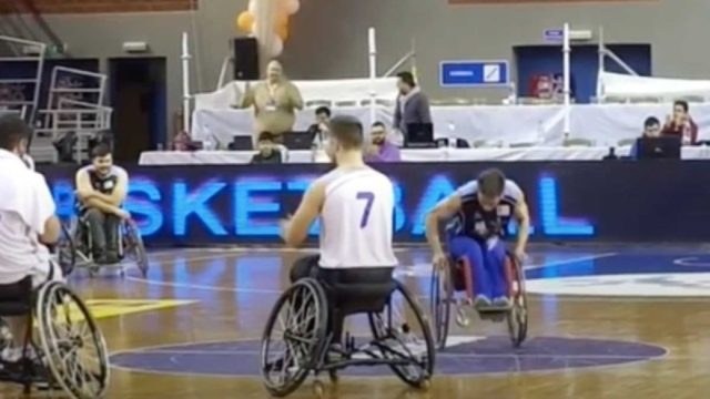 Μεγαλείο ψυχής: Χορεύει στο αναπηρικό του αμαξίδιο το πιο συγκινητικό ζεϊμπέκικο