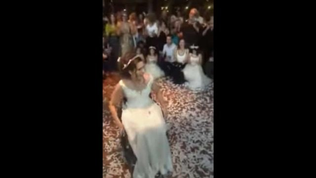 Ψυχάρα κανονική: Το ζεϊμπέκικο της νύφης σε αμαξίδιο είναι από τα ομορφότερα που είδαμε ποτέ!