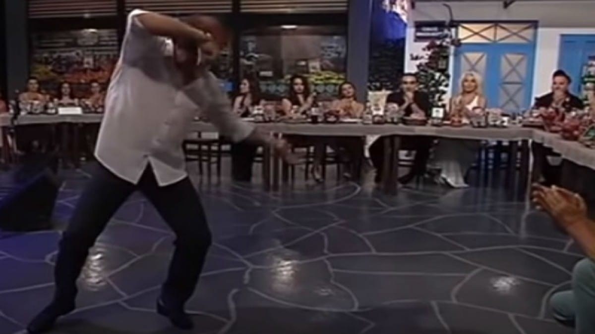 «Έκλεισε στόματα» με το πιο τίμιο ζεϊμπέκικο – Θρυλικός ποδοσφαιριστής έγραψε ιστορία με τον χορό του!