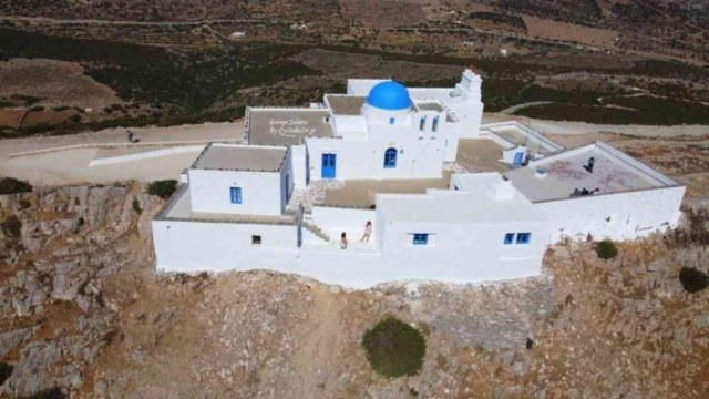 Άγιος Συμεών: Το κατάλευκο εκκλησάκι στη Σίφνο με την πανοραμική θέα που καθηλώνει