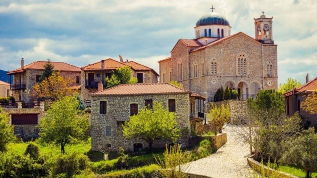 Ελληνικό Αρκαδίας: Το πέτρινο παραδοσιακό χωριό της Πελοποννήσου που «μαγεύει» με την ομορφιά του