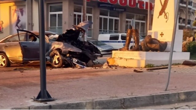 Φλώρινα: Αυτοκίνητο έχασε τον έλεγχο και έπεσε πάνω σε άγαλμα – Νεκροί 80χρονος και 25χρονος