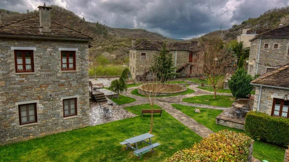 Κήποι: Το «μαγικό» πέτρινο χωριό στο Ζαγόρι με την ονειρική θέα