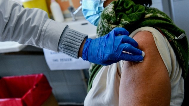 Τρέξτε να προλάβετε: Ανοίγει η πλατφόρμα για το νέο εμβόλιο κατά του covid – Ποιοι έχουν προτεραιότητα και ποια η διαφορά του από τα προηγούμενα (video)