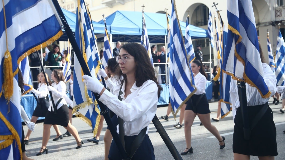 Αυτές είναι οι αυριανές (28/10) κυκλοφοριακές ρυθμίσεις λόγω των μαθητικών παρελάσεων – Ποιοι δρόμοι θα κλείσουν