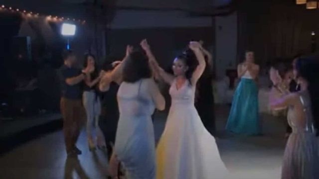 Νύφη ανεβαίνει στην πίστα και γίνεται το “έλα να δεις” – Το τσιφτετέλι με τις φίλες της που ξεπέρασε τα 400.000 views