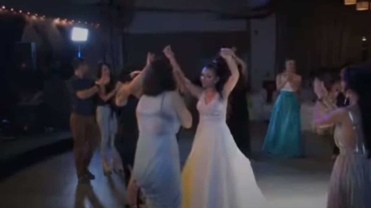 Νύφη ανεβαίνει στην πίστα και γίνεται το “έλα να δεις” – Το τσιφτετέλι με τις φίλες της που ξεπέρασε τα 400.000 views