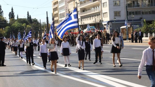 Κοσμοσυρροή στη μαθητική παρέλαση στην Αθήνα  για την επέτειο της 28ης Οκτωβρίου – Δείτε την live