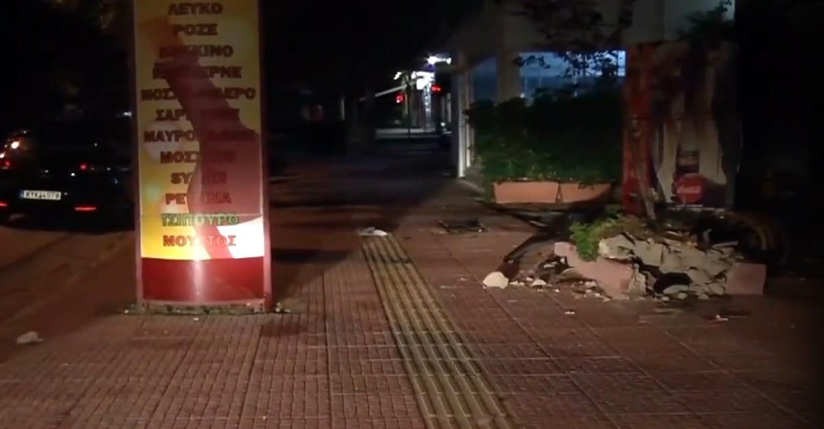 Τροχαίο δυστύχημα στην Ηλιούπολη: Οδηγός δεν άφησε τίποτα όρθιο σε πέρασμά του με αποτέλσμα να χάσει την ζωή του (video)