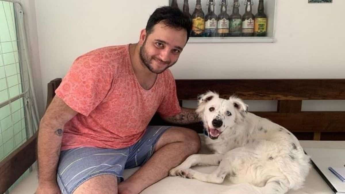 Ο σκύλος που εγκαταλείφθηκε επειδή ήταν κωφός υιοθετήθηκε από έναν μαθητή που είναι επίσης κωφός