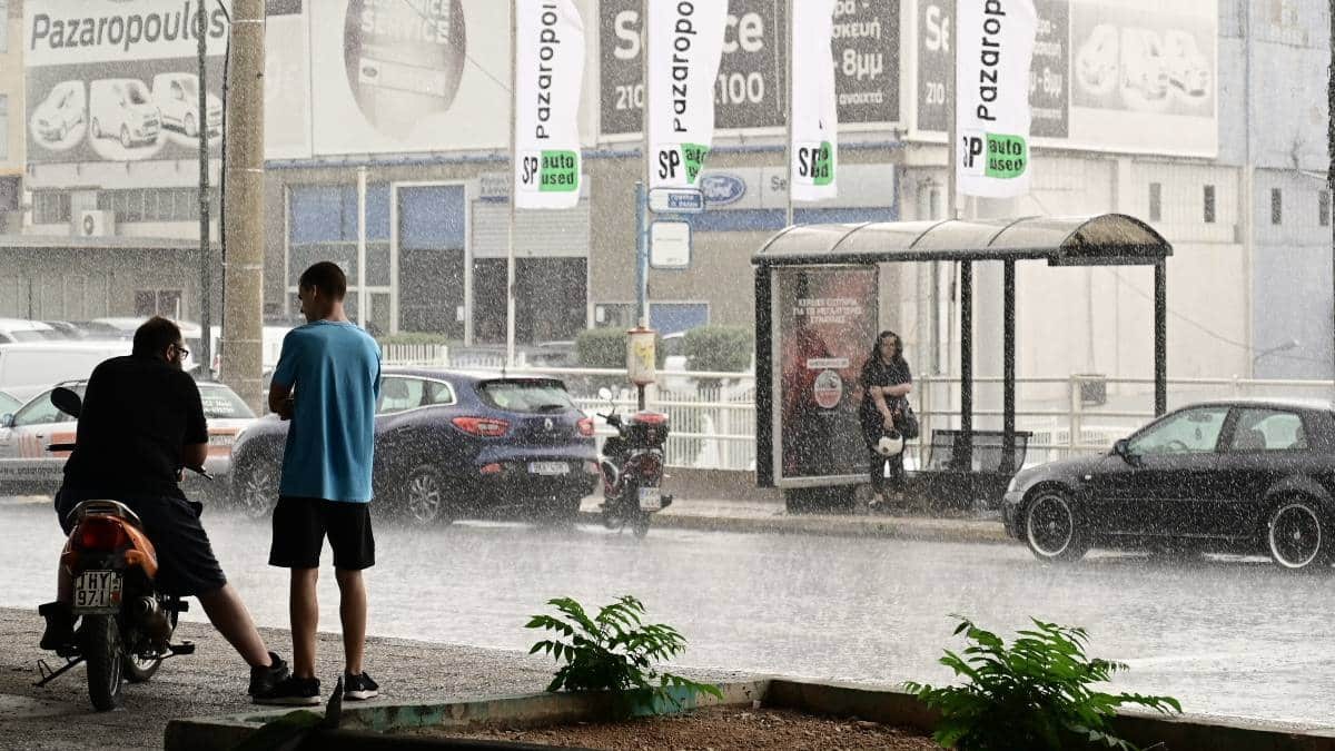 «Σήμα κινδύνου» από την ΕΜΥ: Νέο έκτακτο δελτίο με ισχυρές καταιγίδες από το βράδυ και για όλη τη Δευτέρα (13/11)