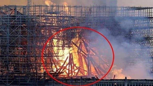 Αποκάλυψη 4 χρόνια μετά: Εμφανίστηκε ο Ιησούς στη φλεγόμενη Παναγία των Παρισίων; Η φωτογραφία που κάνει τον γύρο του κόσμου!
