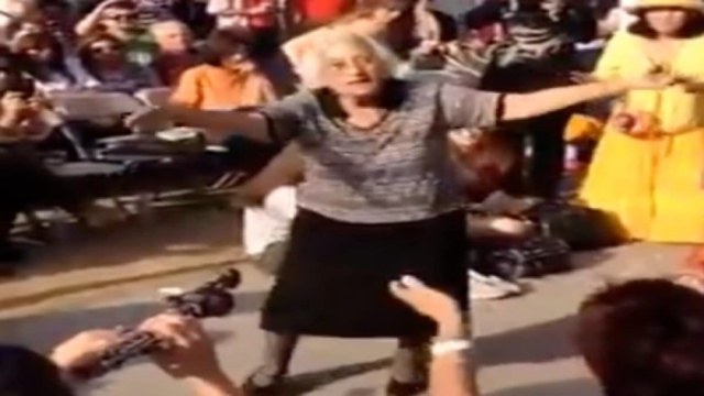 Χορευταρού η γιαγιά: 80χρονη έριξε μάγκικο ζεϊμπέκικο και «ραγίσαν» τα πατώματα!
