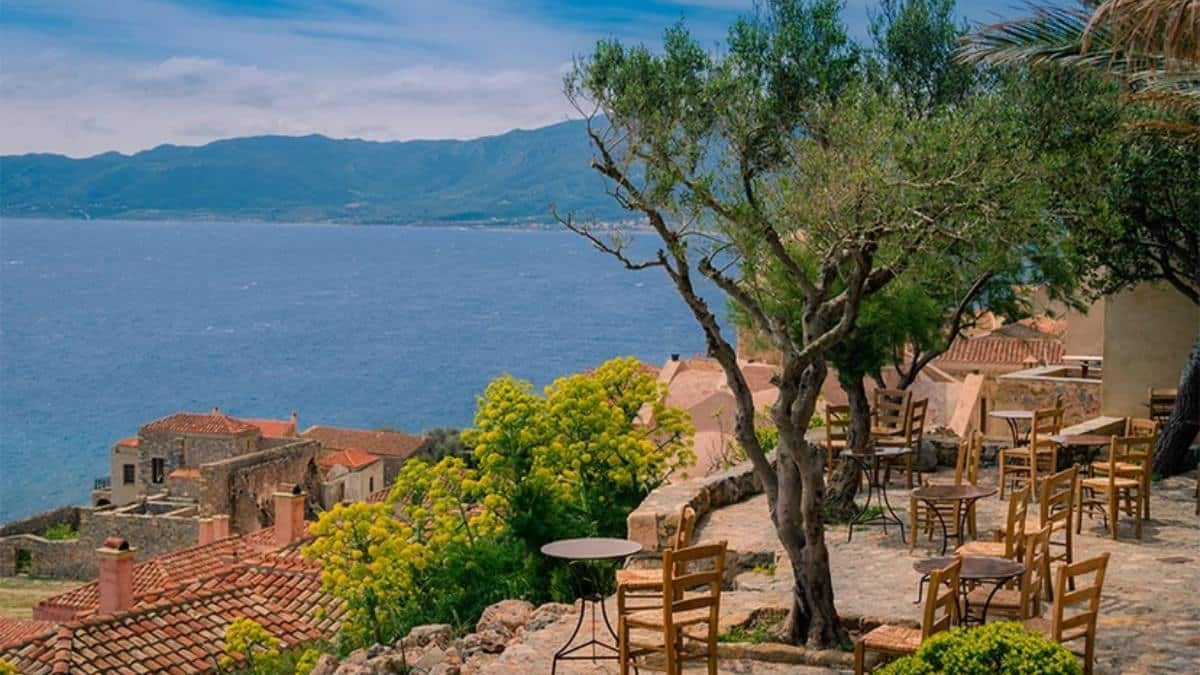 Μονεμβασιά: Το «στολίδι» της Πελοποννήσου με τη μεσαιωνική καστροπολιτεία και την πανοραμική θέα