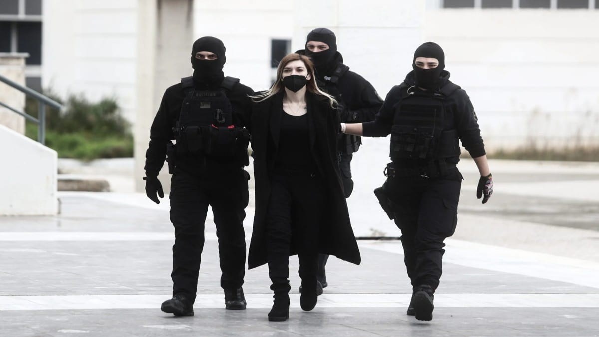 Ρούλα Πισπιρίγκου: «Ξαφνικά είδα να κατεβαίνει το οξυγόνο. Χτύπησα το κουδούνι, σηκώνεται το παιδί πάνω πάει να πάρει ανάσα και πέφτει πίσω» – Οι δραματικές στιγμές της Τζωρτζίνας