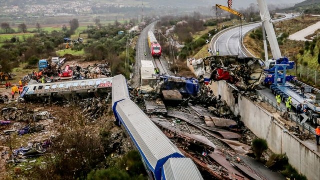 Τραγωδία στα Τέμπη: Βρέθηκε το «μαύρο» κουτί του Intercity στα συντρίμμια των βαγονιών (video)